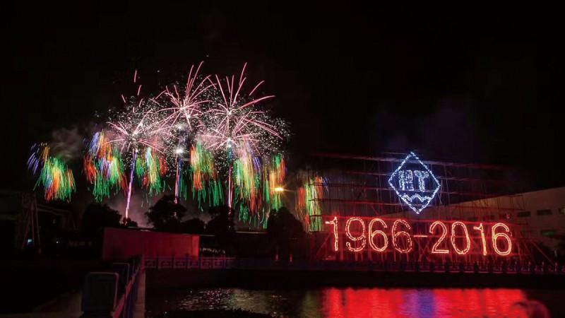 絢麗煙花閃亮夜空，共祝愿海天五十華誕1